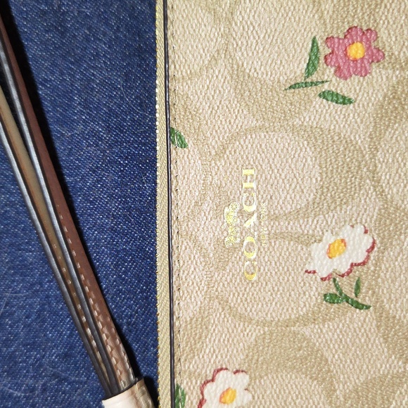 Coach CH478 Corner Zip Wristlet in Signature Canvas with Nostalgic Ditsy Print